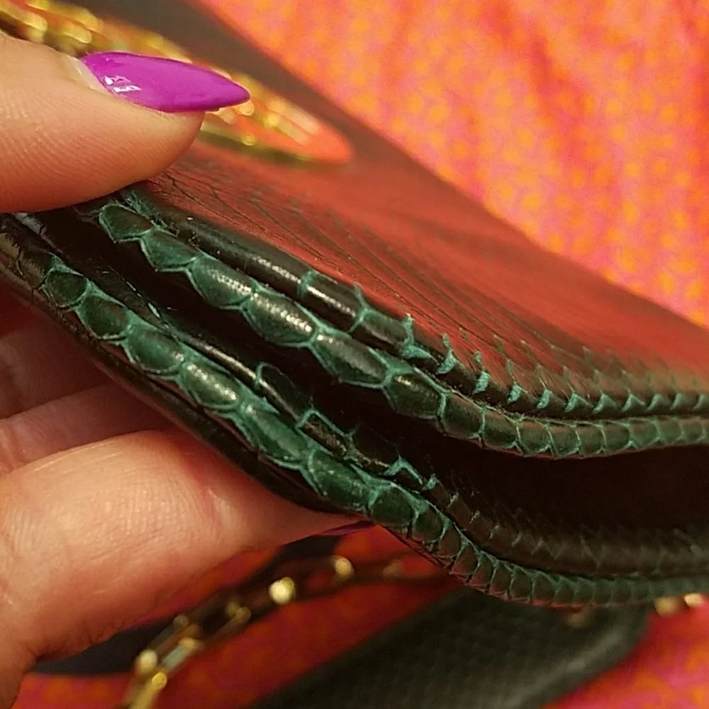 ⚘️⚘️EMBOSSED TORY BURCH REVA IN BEAUTIFUL DARK GREEN⚘️⚘️